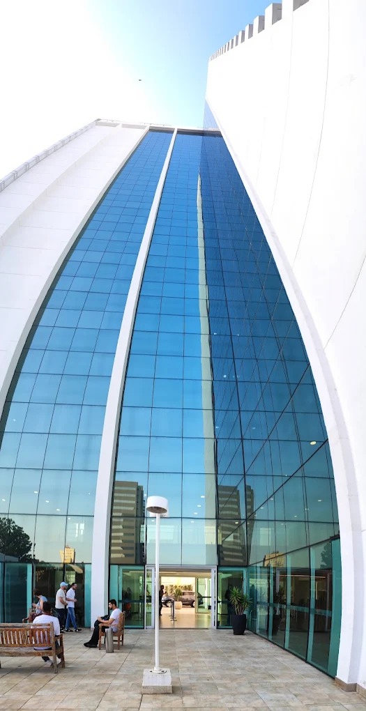 Fachada de vidro da sede do Grupo Orion, vista do saguão de entrada